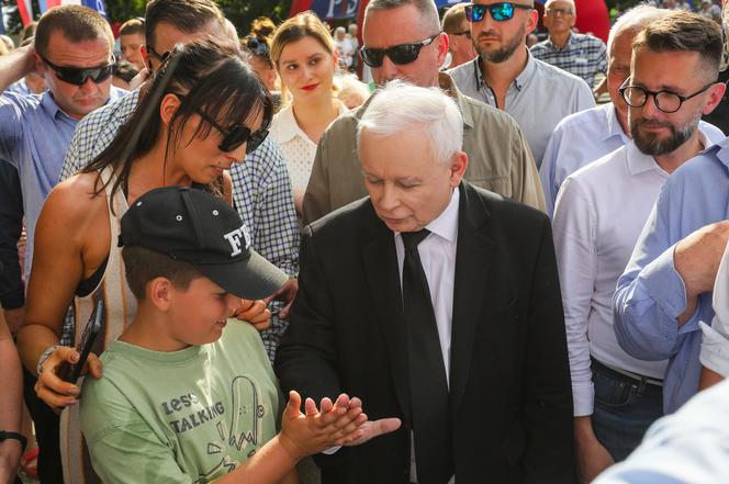 Jarosław Kaczyński z dzidziusiem na rękach ależ on go tuli 