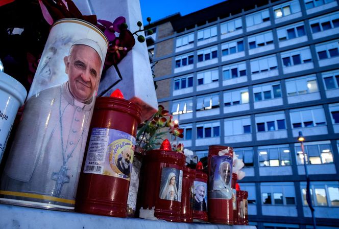 Wierni modlą się za papieża Franciszka. Tłum pod kliniką Gemelli w Watykanie