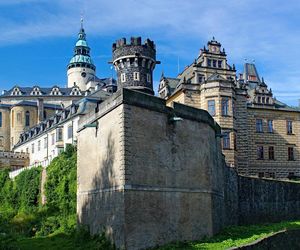 Ten zamek wygląda jak z filmu fantasy.  Leży tuż przy granicy z Polską 