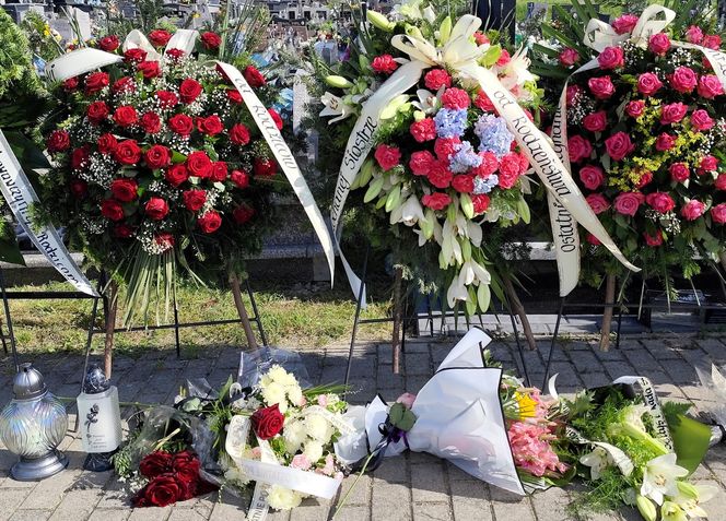 Kolorowe kwiaty i morze łez na pogrzebie Katarzyny z Raby Wyżnej. Zazdrosny mąż zabił ją 10 metrów od domu