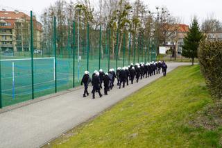 Ćwiczenia policji na stadionie w Iławie