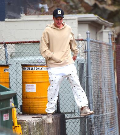 Justin Bieber w spodniach w króliczki Playboya