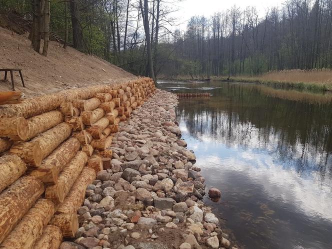 Spływy Czarną Hańczą bezpieczniejsze. Na rzece są już nowe umocnienia [ZDJĘCIA]