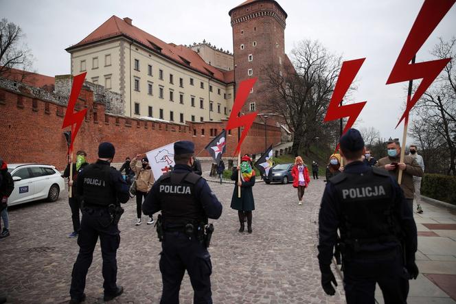 Protesty podczas rocznicy pogrzebu pary prezydenckiej. Na Wawelu m.in. Jarosław Kaczyński [ZDJĘCIA]