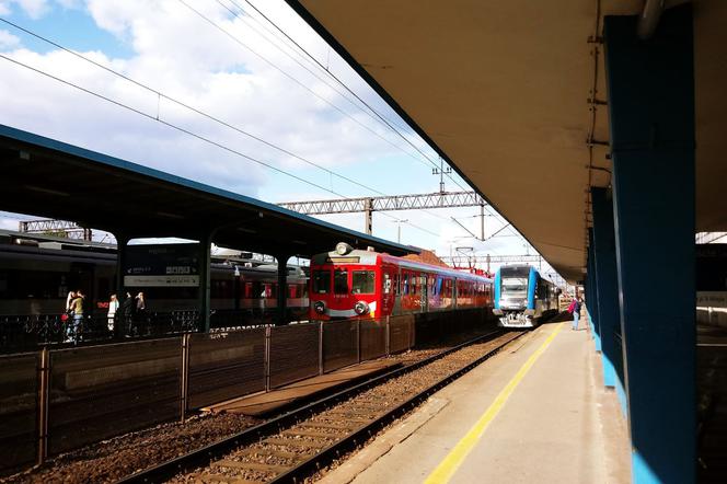 Policja z Olsztyna musiała zatrzymać pociąg.  Pasażer bez maseczki nie dbał o bezpieczeństwo innych