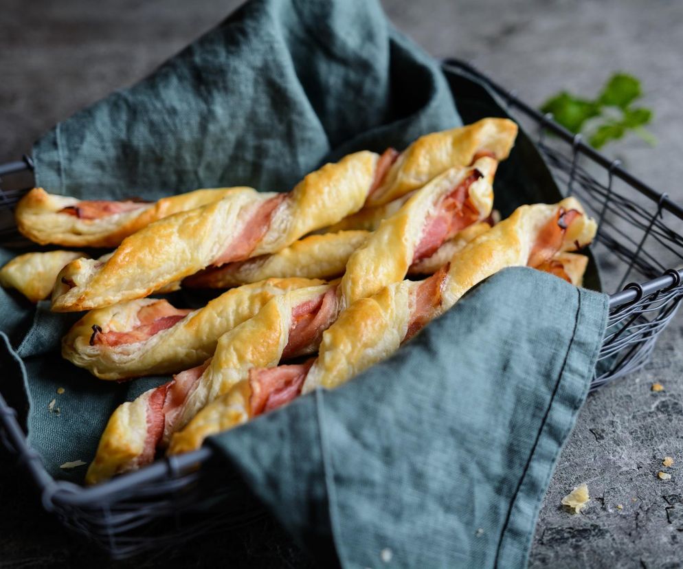 Zakręcona przekąska, którą pokochają goście. Ser, boczek i ogniste japaleno