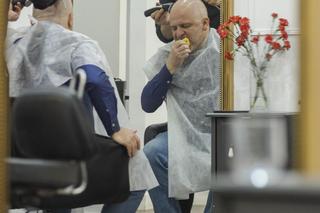 Paweł Kowal u fryzjera 