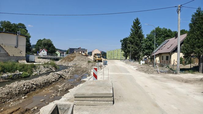 Stronie Śląskie niemal rok po powodzi. Jak wygląda dziś miejsce, gdzie pękła tama? 