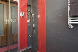 Aranżacja nowoczesnej łazienki - szaro-czerwona łazienka