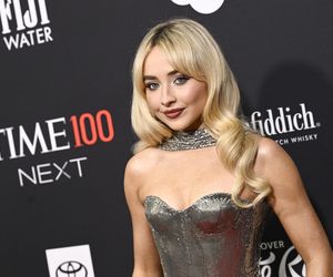 Jak ona w ogóle oddycha?! Sabrina Carpenter ściśnięta jak sardynka w srebrnej sukience Versace