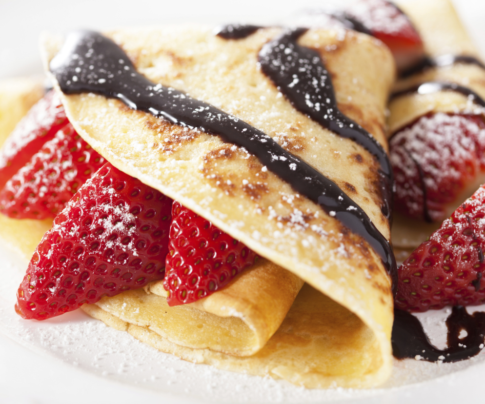 Naleśniki z truskawkami: przepis jak zrobić domowe naleśniki