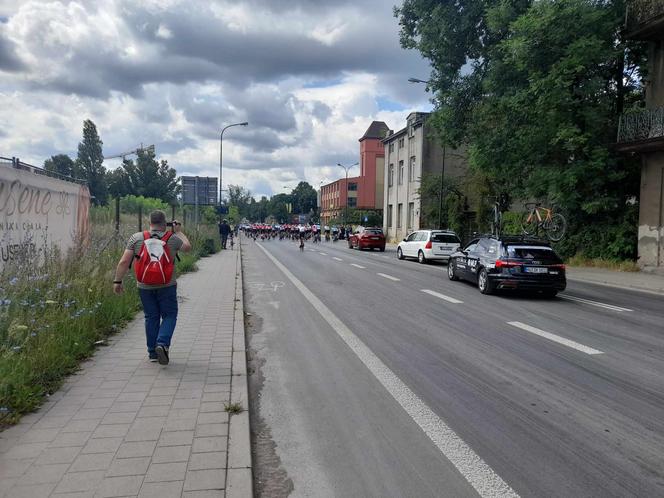 Ruszył Wyścig Kolarski „Solidarności” i Olimpijczyków. Z Łodzi wyjechało niemal 170 kolarzy