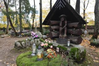 Drewniane rzeźbienia, góralskie korale, kolorowe ornamenty. Oto najpiękniejsze nagrobki na Podhalu