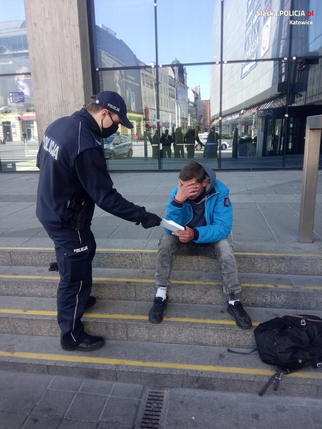 Bezdomni też muszą nosić maseczki! Policjanci z Katowic o to zadbali 
