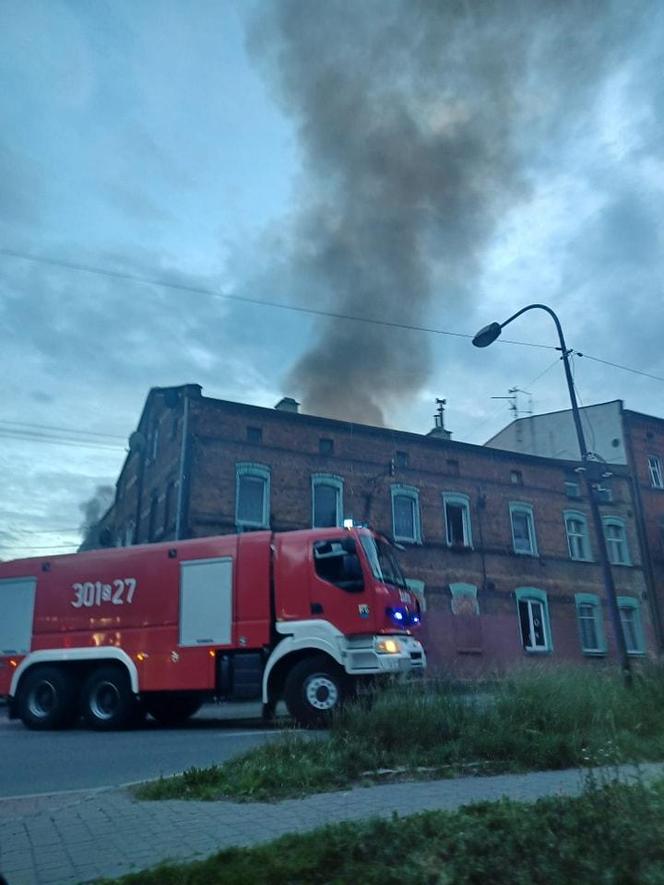 Pożar przy ul. Oswobodzenia w Katowicach. W akcji gaśniczej wzięło udział kilka zastępów straży