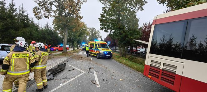 Zderzenie autobusu miejskiego z osobówką w Wilkowicach koło Leszna