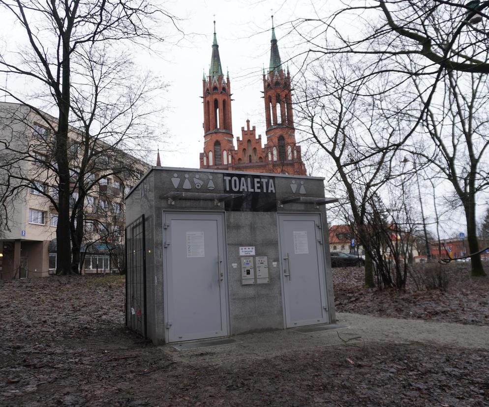 Miejski szalet w Białymstoku ze statuetką. Jako przykład marnotrawienia pieniędzy