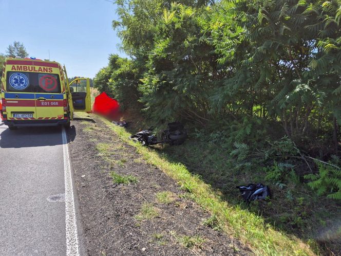 Śmiertelny wypadek pod Łęczycą. 28-letni motocyklista uderzył w tył tira [ZDJĘCIA]