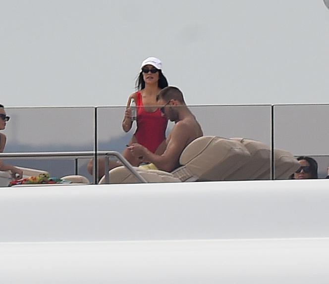 Kendall Jenner, Kourtney Kardashian i Younes Bendjima na jachcie