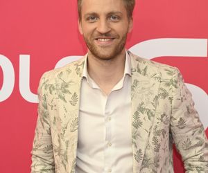 Konferencja prasowa 62. edycji Krajowego Festiwalu Polskiej Piosenki w Opolu. Tłum gwiazd na czerwonym dywanie