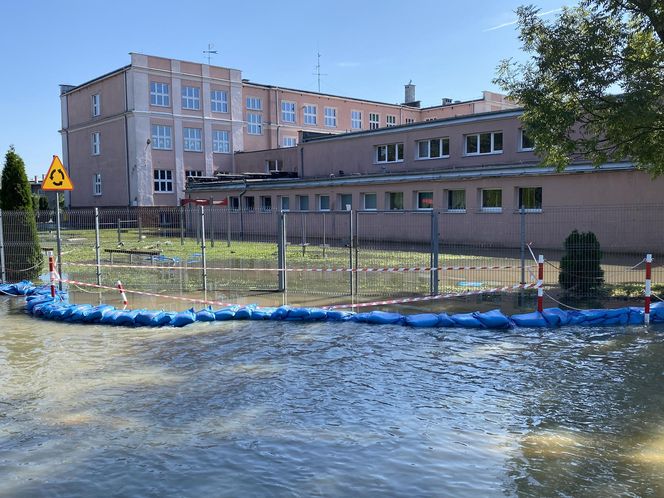 Tak wygląda zalany Lewin Brzeski. Zdjęcia z miasta walczącego z powodzią