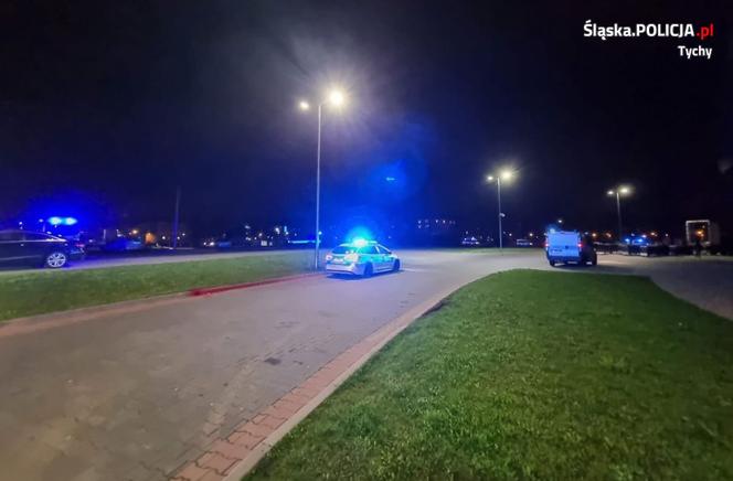Zadyma pod stadionem GKS-u Tychy. Kibice odpalili race, zareagowała policja. Doszło do przepychanek [ZDJĘCIA, WIDEO]