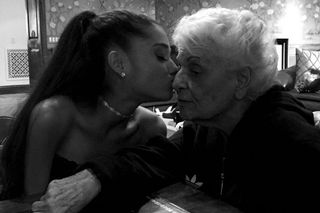 Nie żyje babcia Ariany Grande. Niedawno wydały wspólną piosenkę