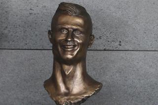 Okropne popiersie Cristiano Ronaldo na jego lotnisku. Artysta płakał jak rzeźbił [ZDJĘCIA]