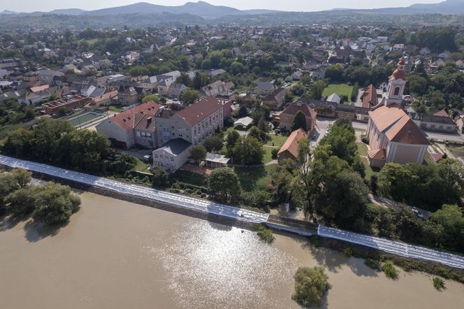 Fala kulminacyjna dociera do stolicy! Orban zapewnia, że wszystko pod kontrolą