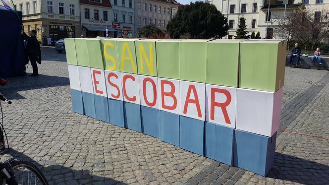 Konsulat San Escobar otwarty w Bydgoszczy! Happening na Starym Rynku [WIDEO, ZDJĘCIA, AUDIO]