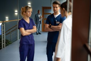 Na dobre i na złe odc. 931. Gloria (Aleksandra Grabowska), Tadek (Marcin Urbanke), prof. Sokołek (Dariusz Niebudek)