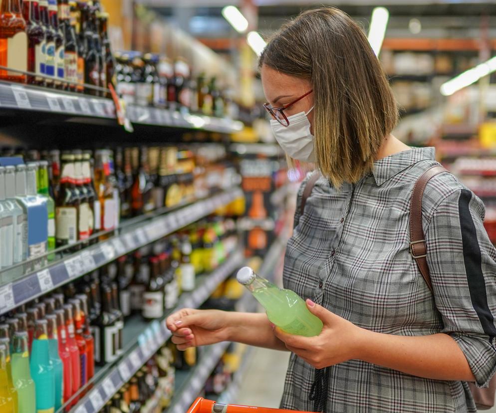 Kobieta wybiera w sklepie alkohol