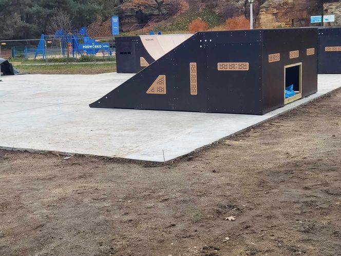 Skate Park Starachowice. Większość urządzeń już zamontowano