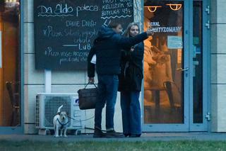 Agnieszka Woźniak - Starak - nowy chłopak wyprowadza jej psa 