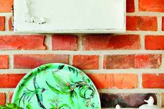 Biała kuchnia z drewnem