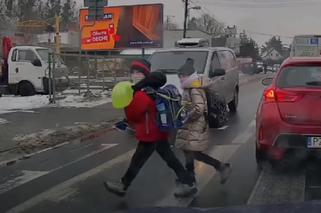 Puszczasz dzieci samopas na miasto? To NAGRANIE otworzy Ci oczy! Dzieci prawie ZGINĘŁY na przejściu - WIDEO