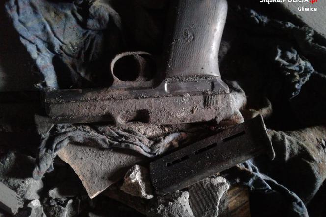 Niesamowite odkrycie w Gliwicach. Pistolet Mauser M1914 znaleziony podczas remontu kamienicy [ZDJĘCIA]