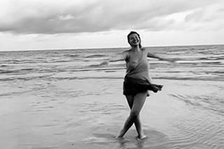 Edyta Górniak bez stanika hasa po piasku