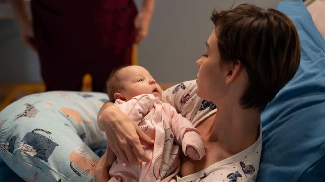 Na dobre i na złe odc. 958. Blanka (Pola Gonciarz), córka Nina (Michalina Grot)