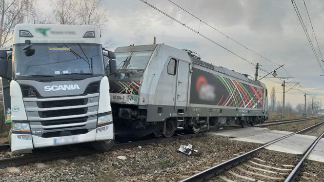 Zderzenie ciężarówki z pociągiem. Ruch kolejowy z Wisły do Katowic wstrzymany