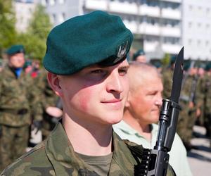 Ponad stu żołnierzy na Placu Solidarności w Olsztynie. Złożyli uroczystą przysięgę [ZDJĘCIA]