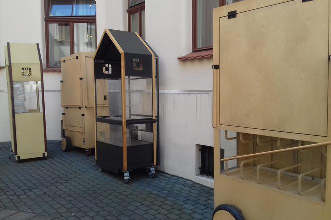 Stare nowe wózki z obwarzankami obecnie zalegają na dziedzińcu krakowskiego Magistratu