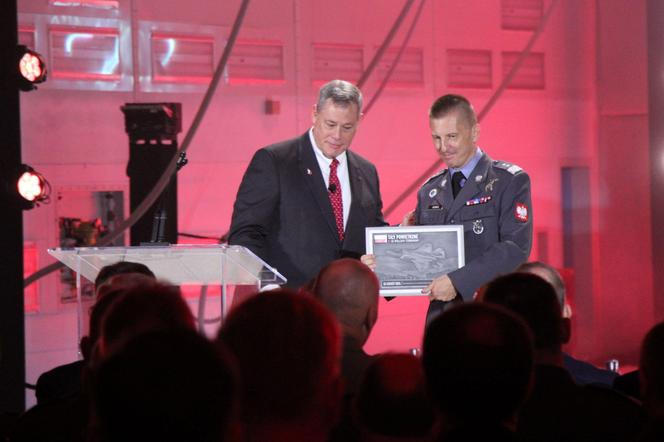 Gen. Nowak odbera okolicznościową plaietkę F-35A Husarz