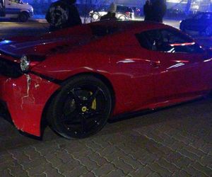 Znany TikToker driftował czerwonym Ferrari. Rozbił auto i uciekł