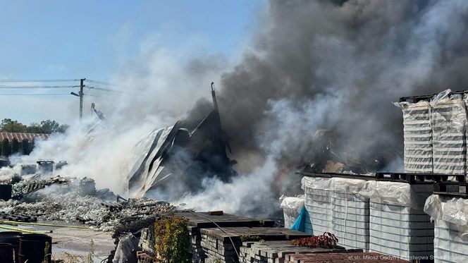 Pożar hali przemysłowej hurtowni zniczy przy ulicy Dojazd w Tarnowie