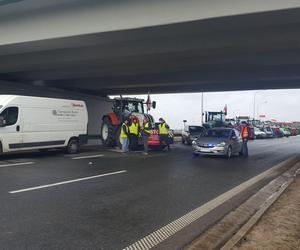 ​Na S5 koło Leszna zaczęła się druga doba rolniczego protestu