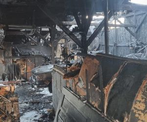 „Nasz majątek poszedł z dymem”. Kolekcja zabytkowych pojazdów spłonęła w kilka chwil