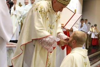 Nie tylko siostry dominikanki! W bocheńskim DPS pomaga też ksiądz z Kazachstanu. Kim jest?