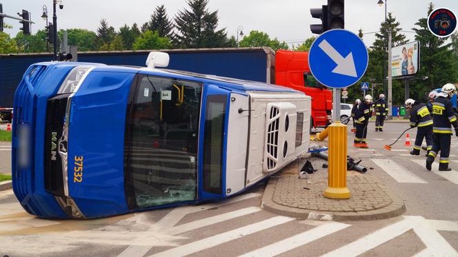 Autobus runął na jezdnię w Konstancinie