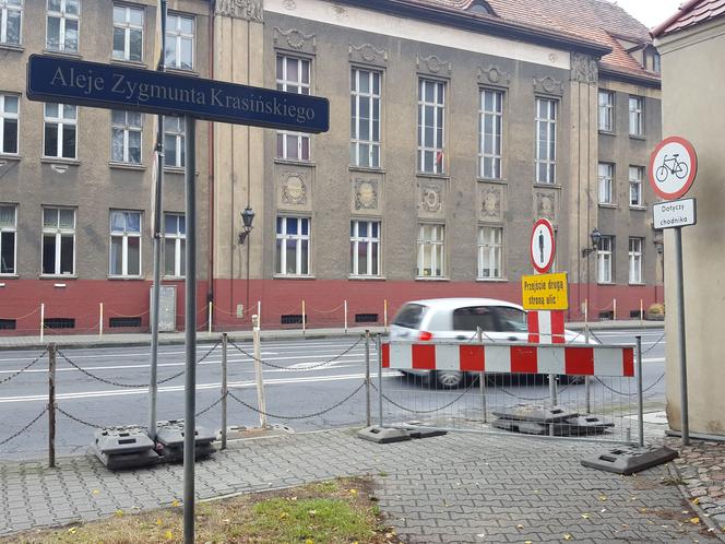 Zamontują błotochrony przy murze lapidarium w Lesznie